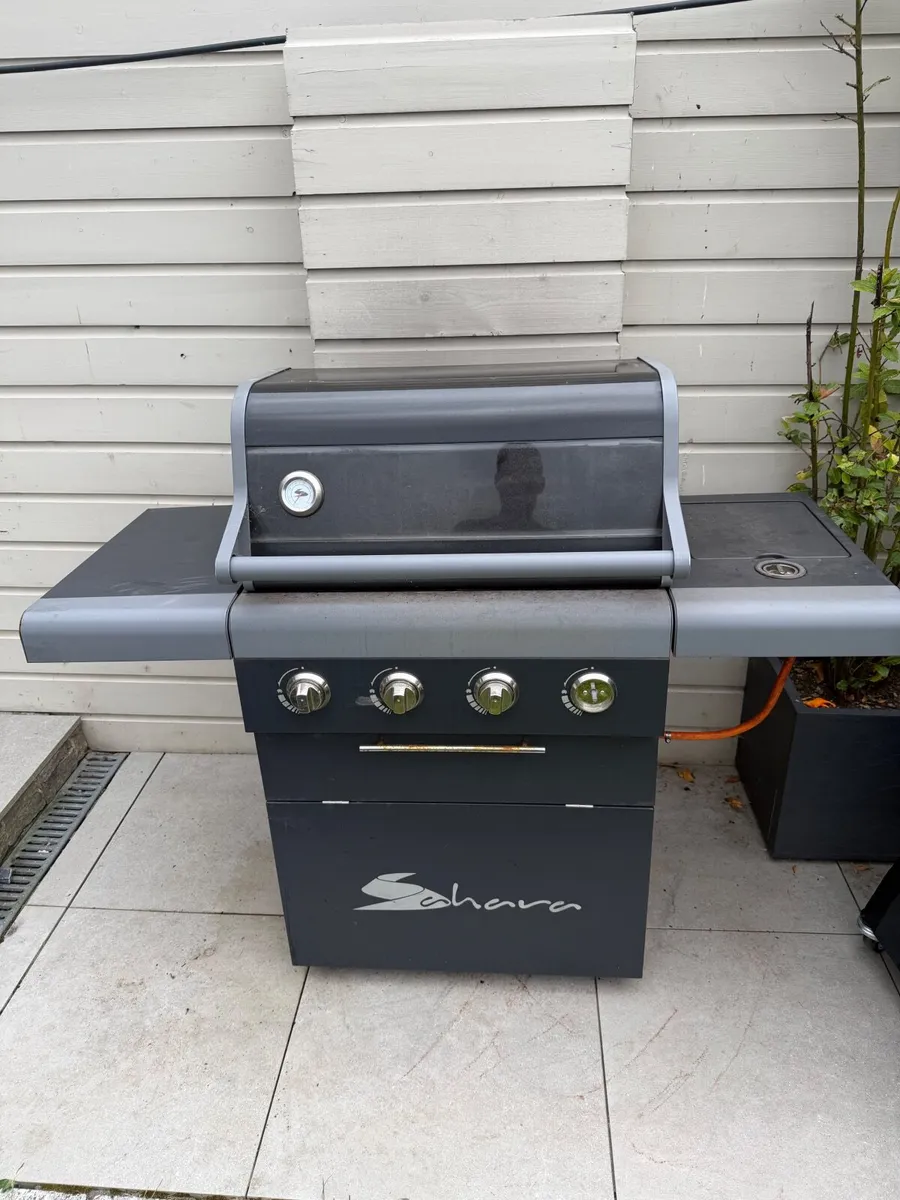BBQ - 4 burner gas BBQ - Image 1