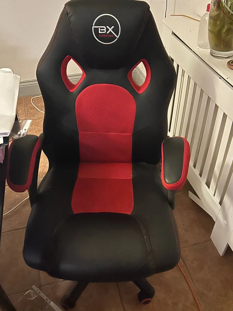 Gaming chair a few cat scratches other wise prefer