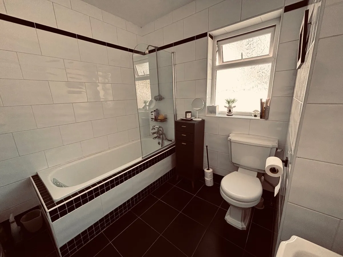 Bathroom Suite - Image 2