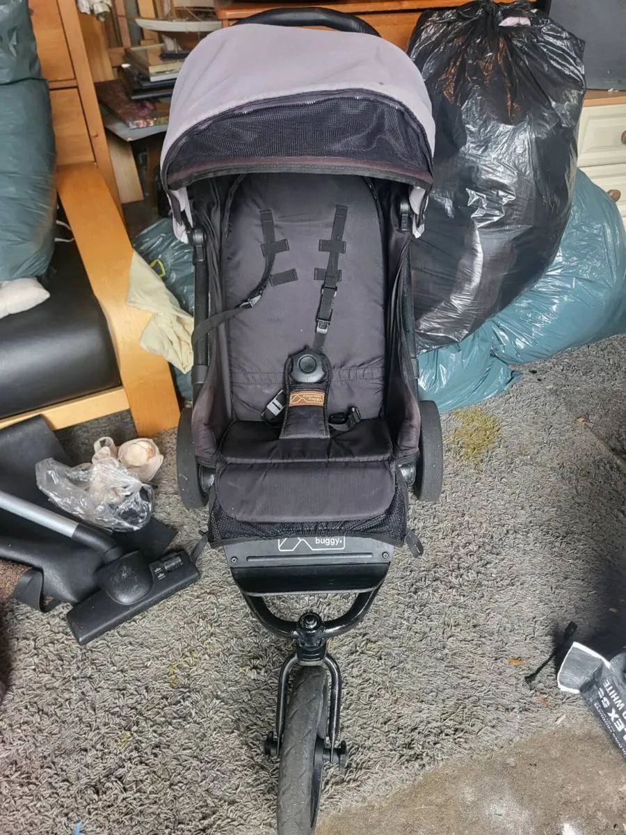 Small mountain buggy with rain cover - Image 1