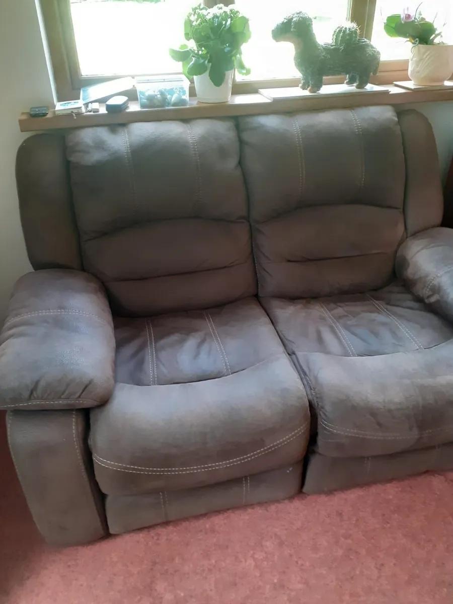 Recliner two seater and two recliner chairs - Image 3