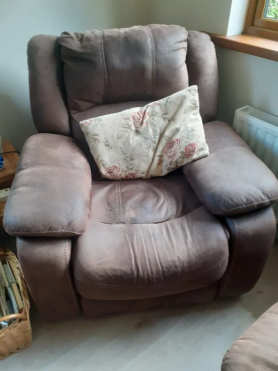 Recliner two seater and two recliner chairs - Image 4