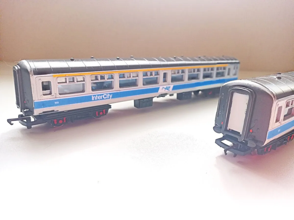 MODEL  RAILWAY  NIR  MK 2  COACHES - Image 2