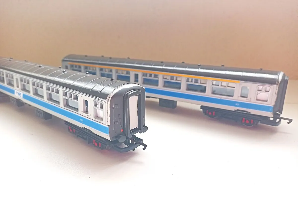 MODEL  RAILWAY  NIR  MK 2  COACHES - Image 3