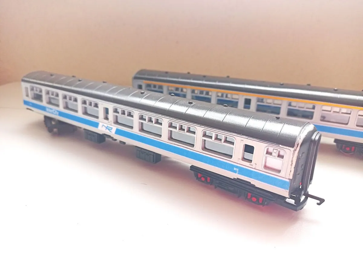 MODEL  RAILWAY  NIR  MK 2  COACHES - Image 4