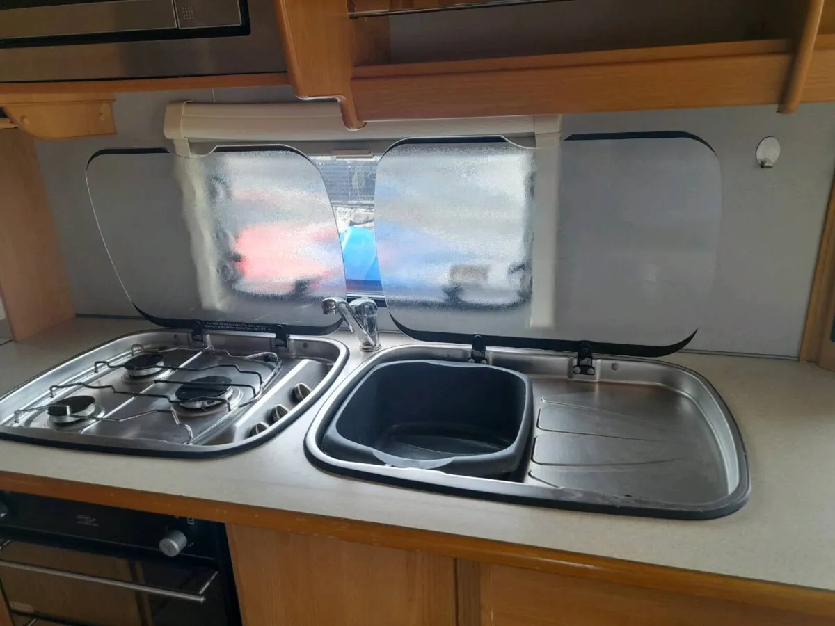 Corona 626 caravan - Image 4