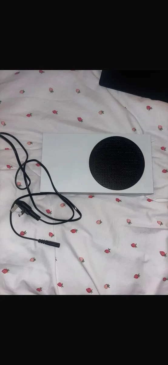 Xbox series S with power cable and glass mouse pad - Image 4