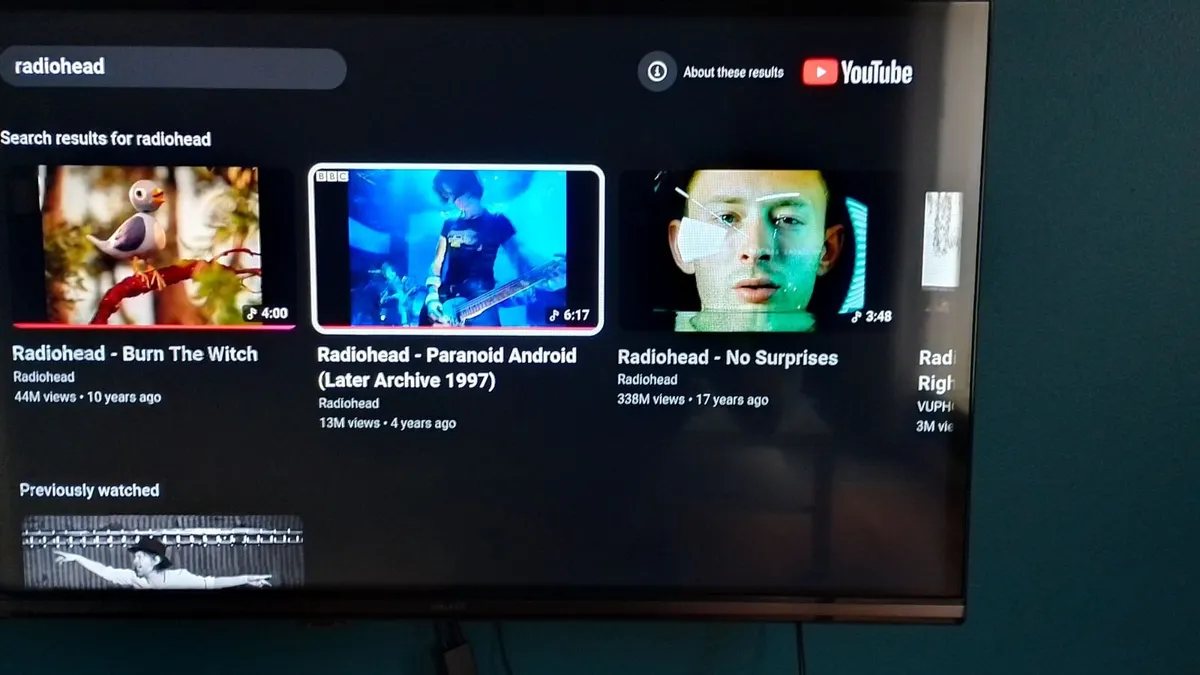 WALKER 32 "SMART TV 1 WEEK OLD - Image 3