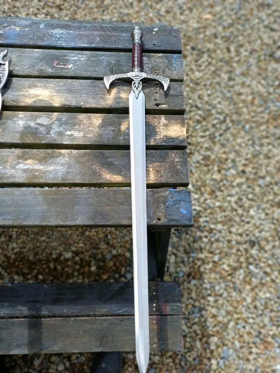 Vintage Skyrim Steel Greatsword - Image 2