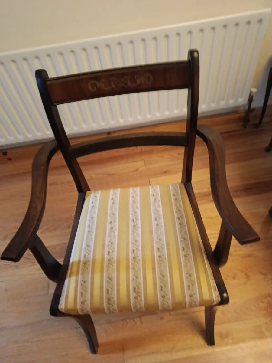 Table and chairs - Image 2