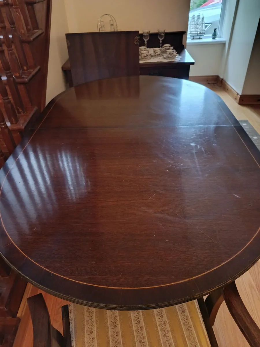 Table and chairs - Image 3