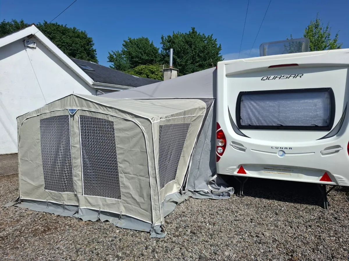 6 Berth caravan Lunar Quaser 556 - Image 2