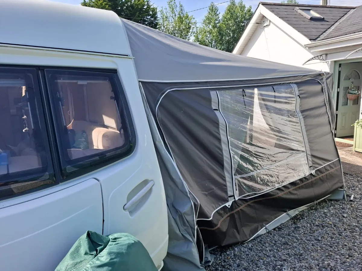 6 Berth caravan Lunar Quaser 556 - Image 3