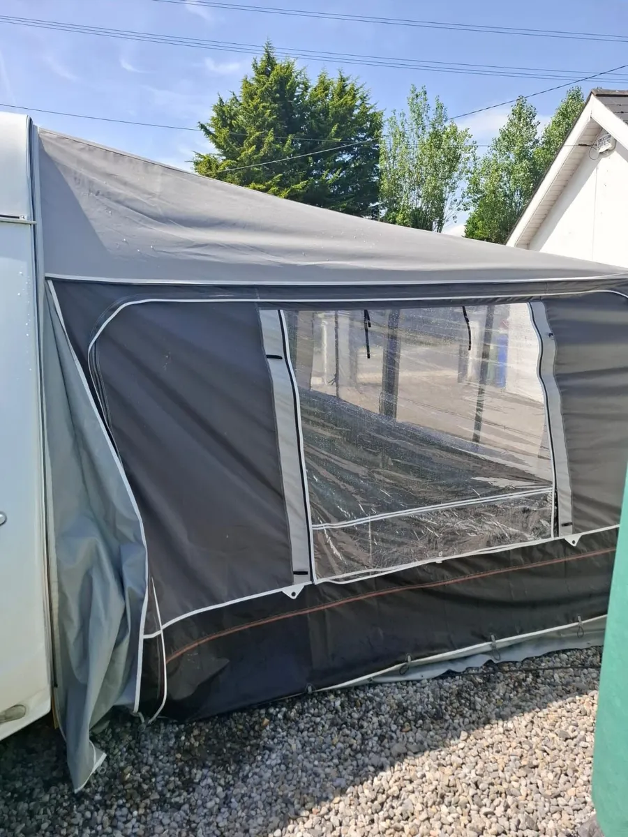 6 Berth caravan Lunar Quaser 556 - Image 4