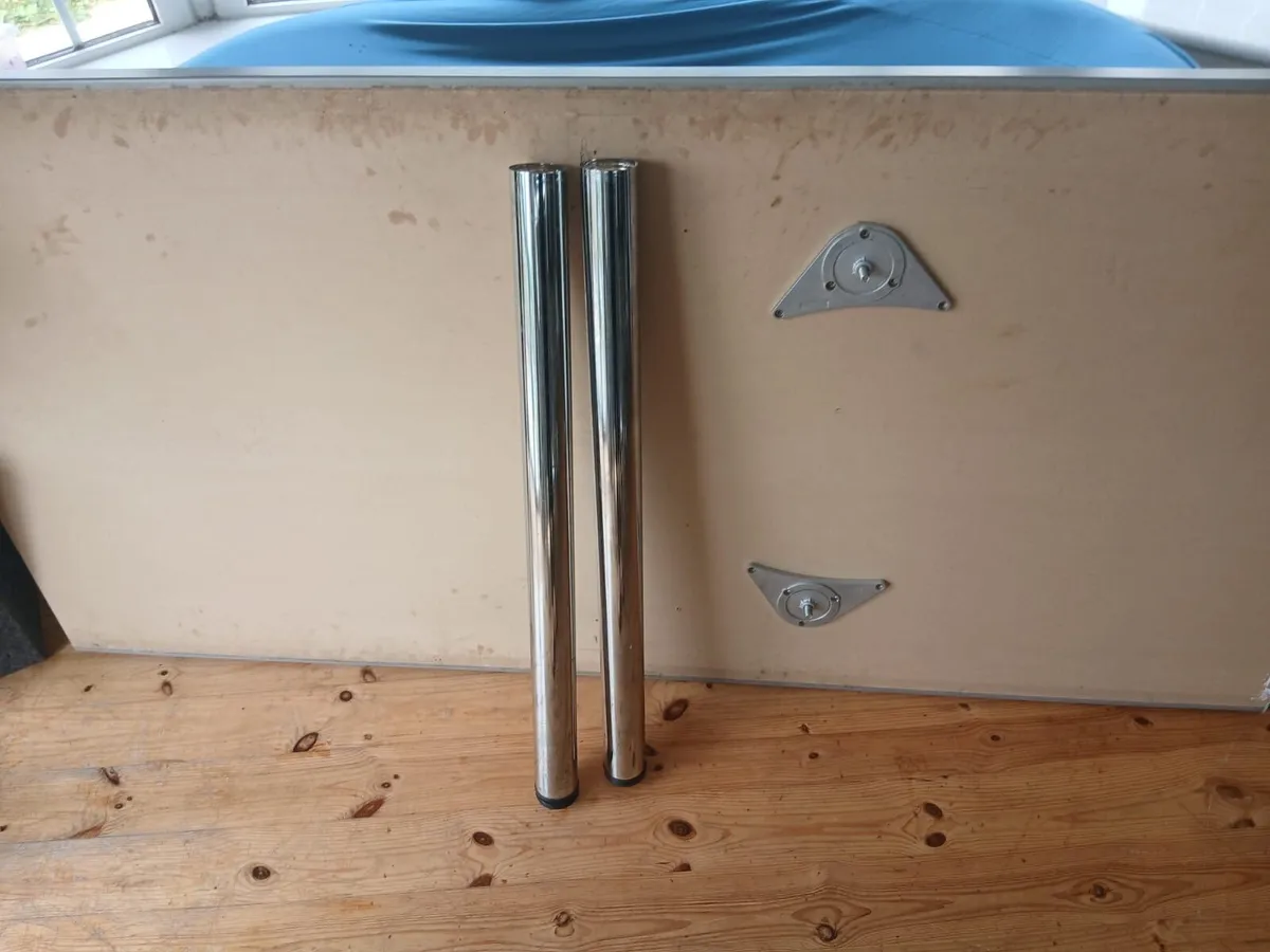 6 bar stools and a breakfast counter - Image 4