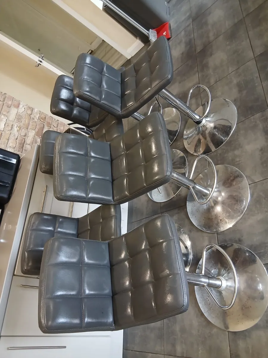 6 bar stools and a breakfast counter - Image 1