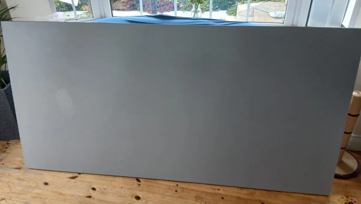 6 bar stools and a breakfast counter - Image 2