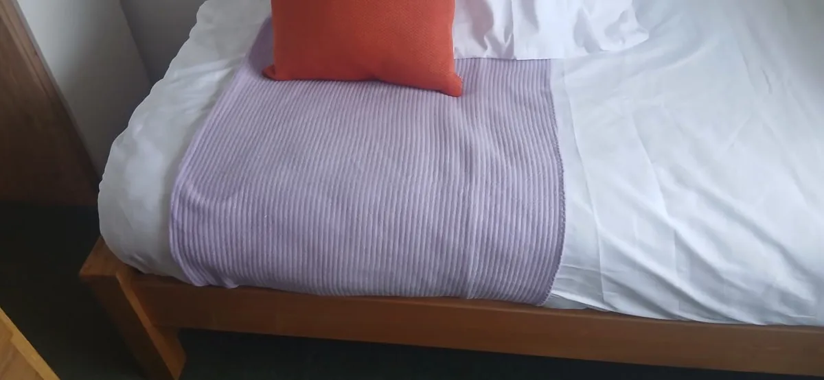 Single bed and mattresse - Image 3