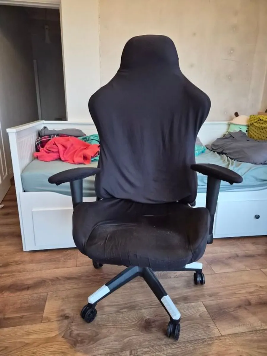 Gaming chair and Ikea table - Image 1