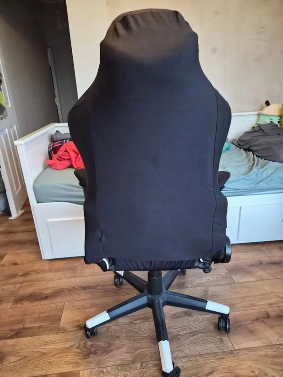 Gaming chair and Ikea table - Image 2