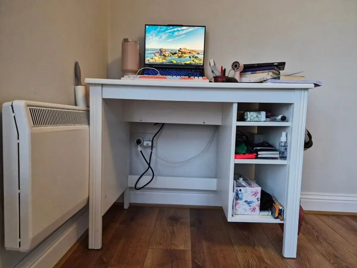 Gaming chair and Ikea table - Image 3