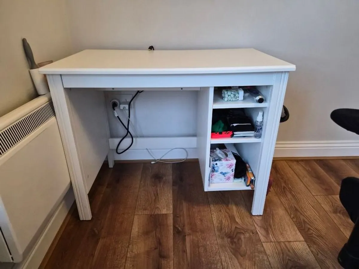 Gaming chair and Ikea table - Image 4