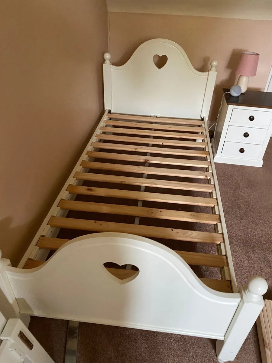 Single bed - Image 2