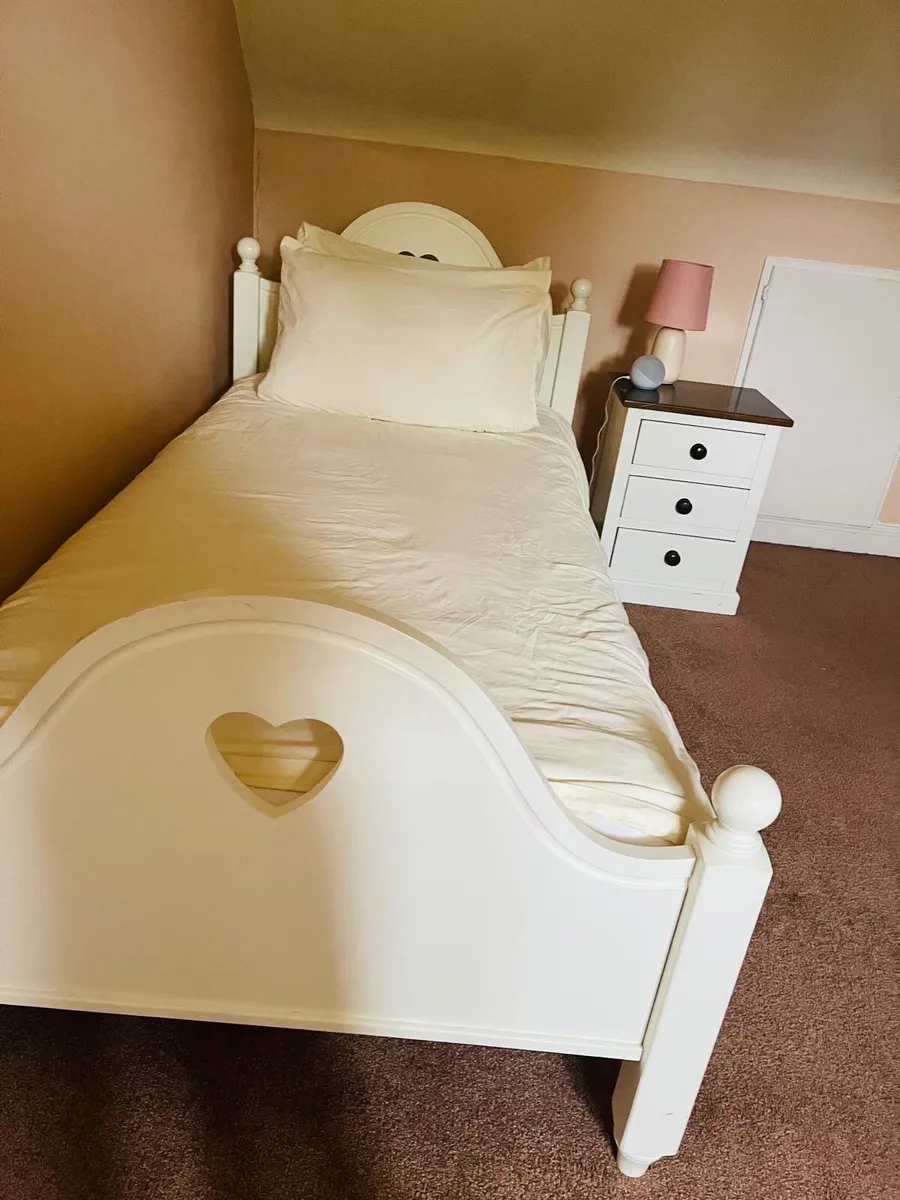 Single bed - Image 1