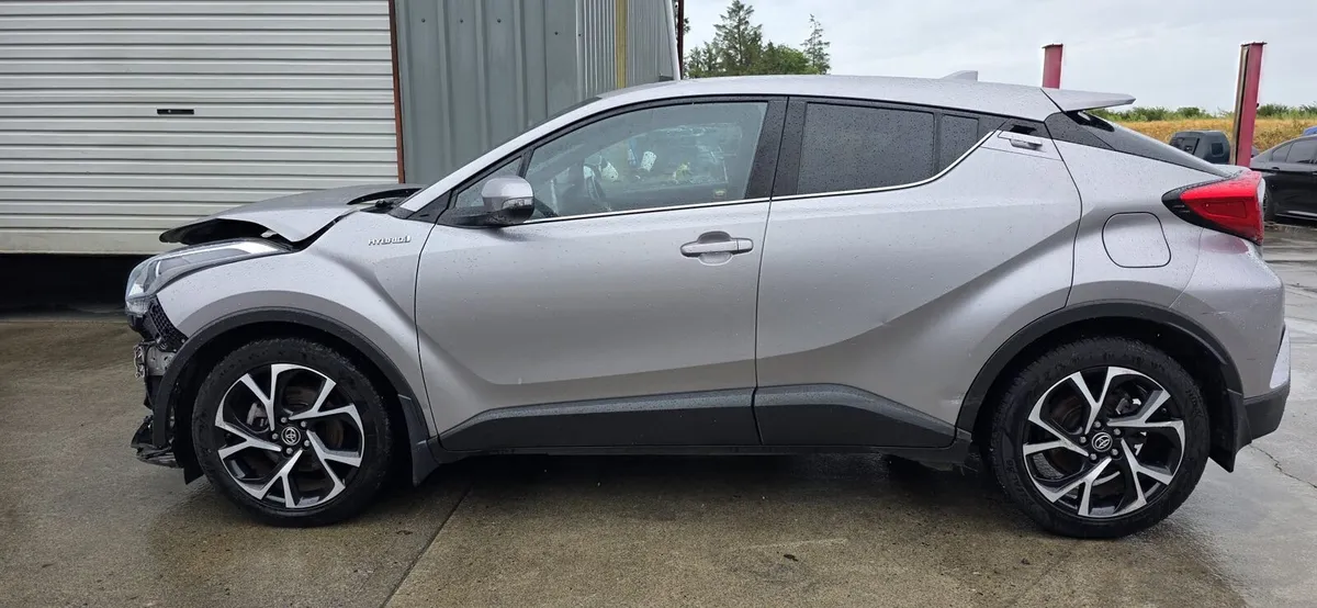191 TOYOTA CH-R HYBRID - Image 4