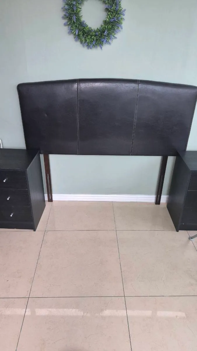 Headboard and two bedside lockers - Image 1