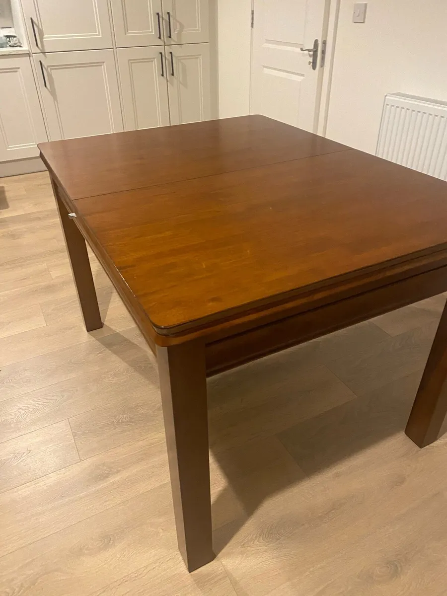 Extending oak dining table - Image 1