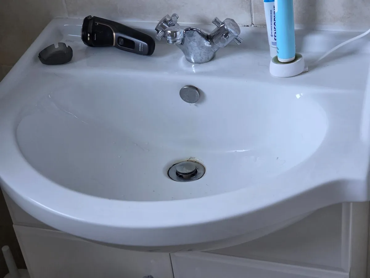bathroom jacuzzi bath  WC &  Wash Hand Basin - Image 2