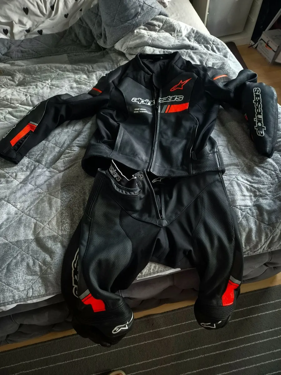 Motorcycle suit - Image 1