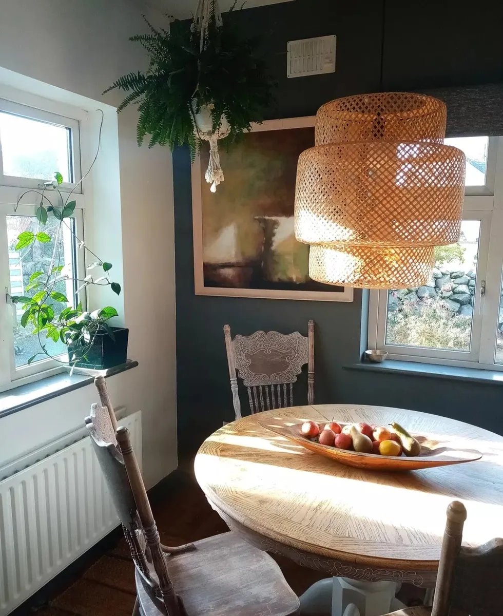 Round dining table with insert extension leaf - Image 1