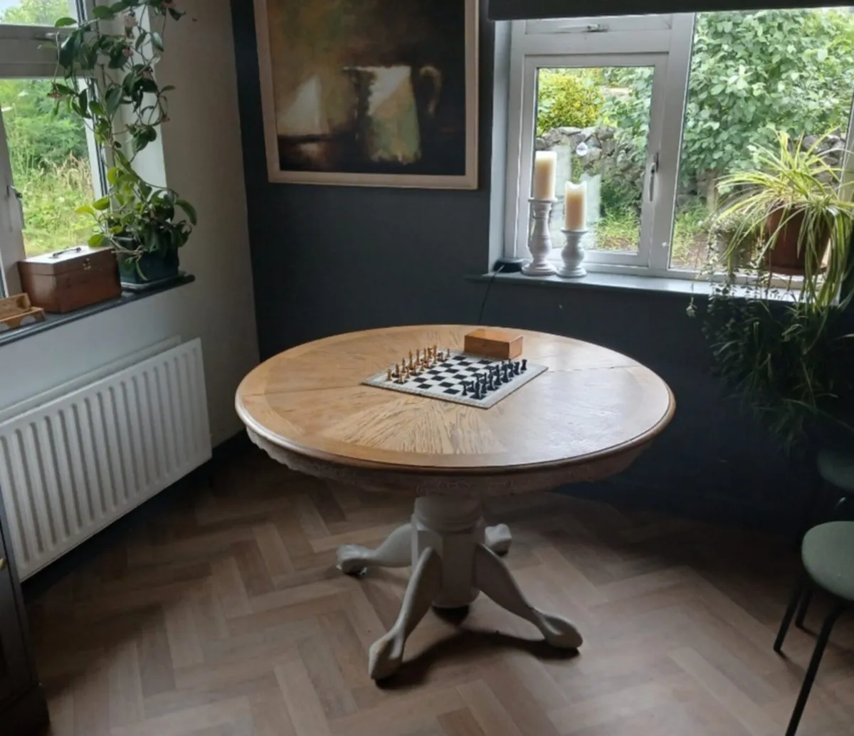Round dining table with insert extension leaf - Image 2