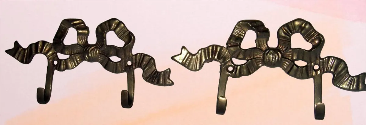 Pair of Large Vintage Brass Bow Wall Hooks - Image 4