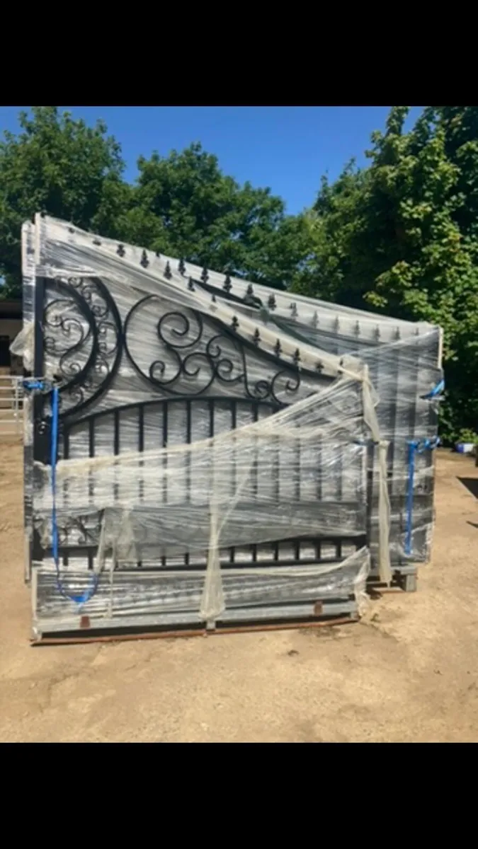 Entrance gates - Image 2