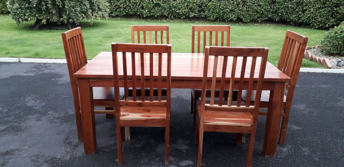 Table and chairs - Image 1