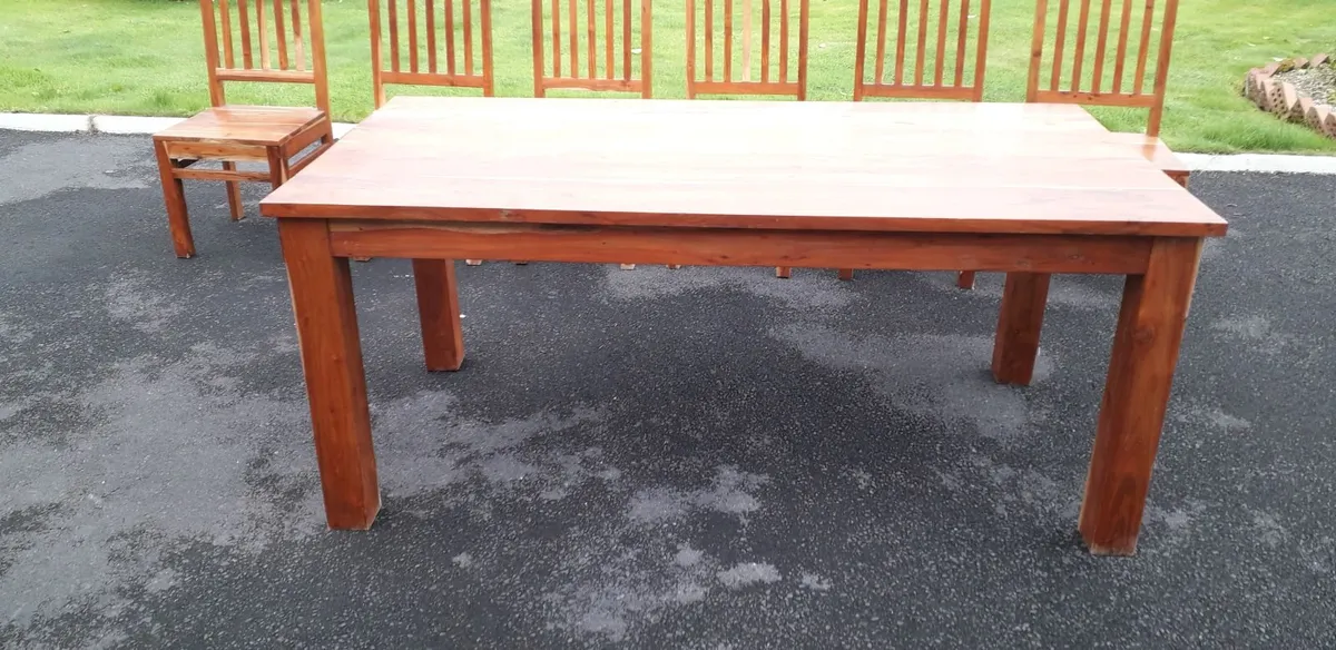 Table and chairs - Image 3