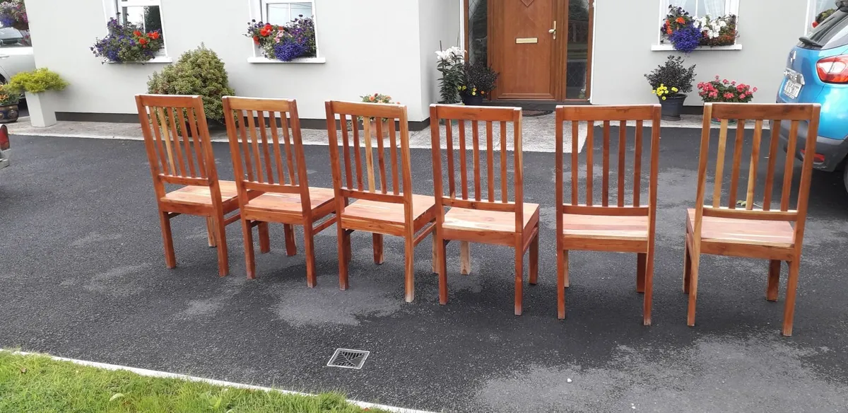 Table and chairs - Image 4