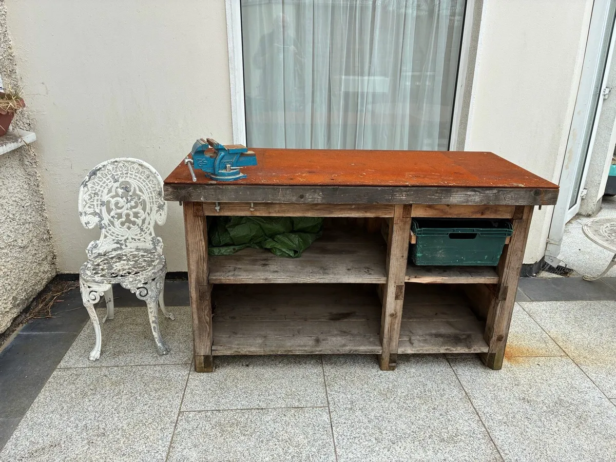 Sturdy welding bench with vise. - Image 1