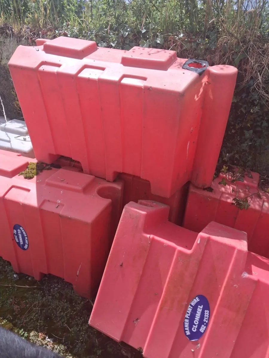 Road dividers - Image 1
