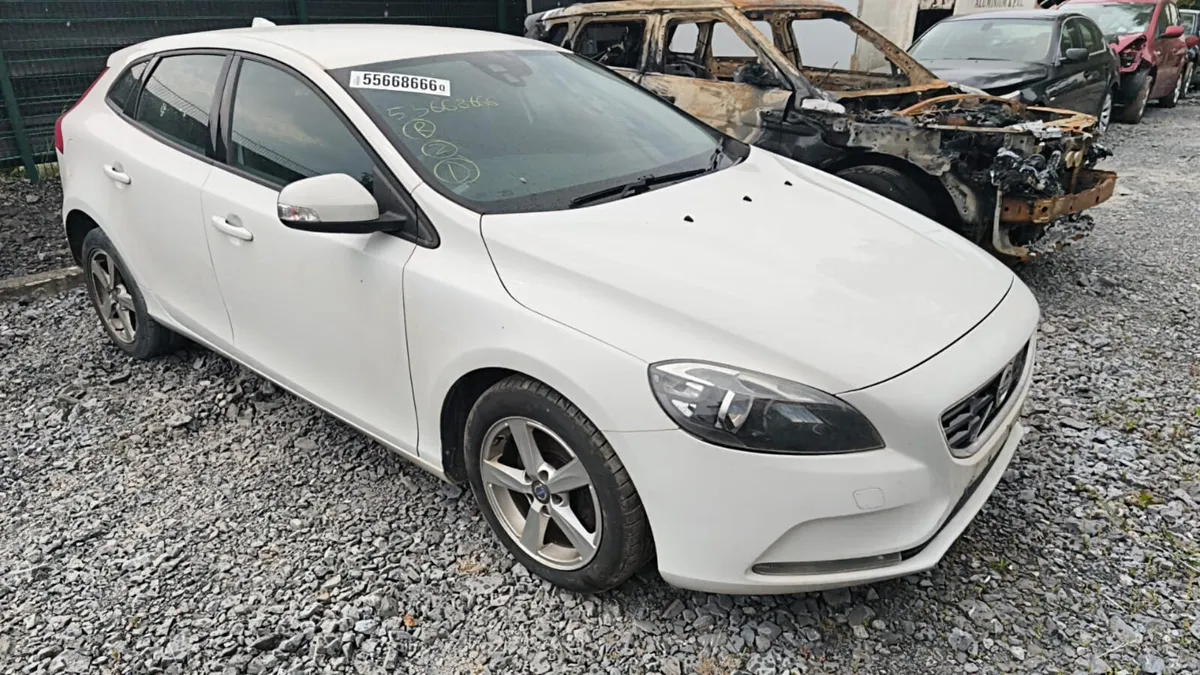 2017, Volvo V40  2.0  DIESEL FOR BREAKING! - Image 3