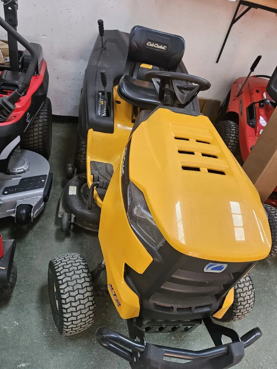 Ride on lawnmower - Image 1