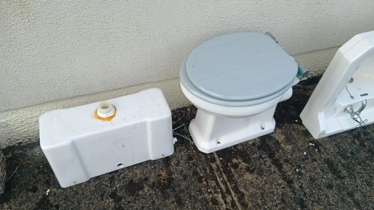 High-Level Toilet & Cistern - Image 2
