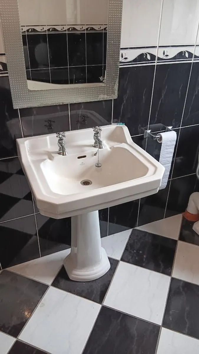 Sink with pedestal - Image 1