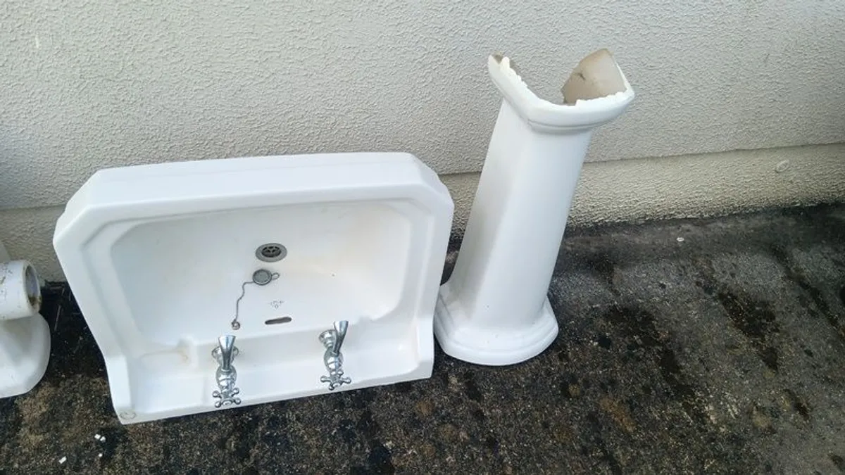 Sink with pedestal - Image 2