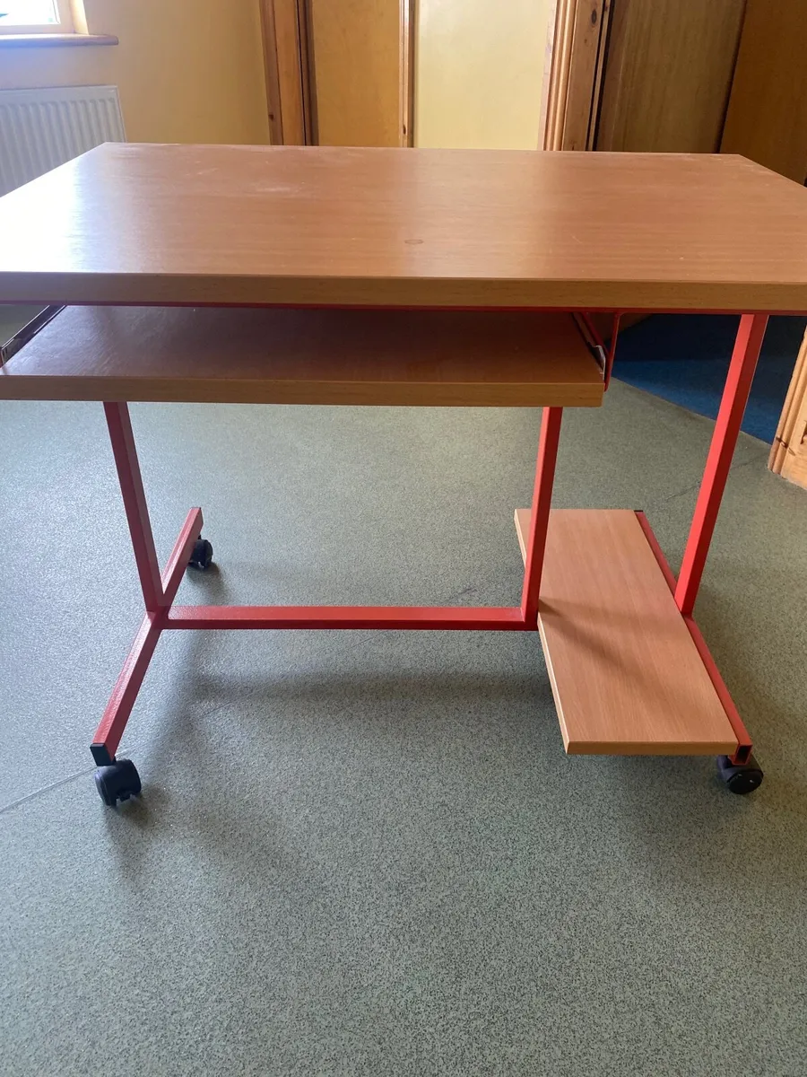 Free Computer Table/Desk - Image 2