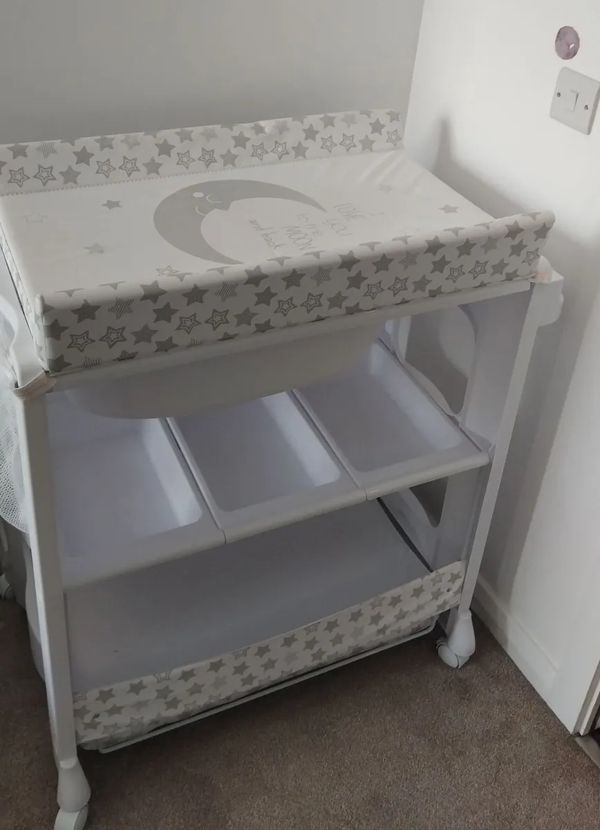 Babylo Baby Changing Table / Unit with Bath - Image 2