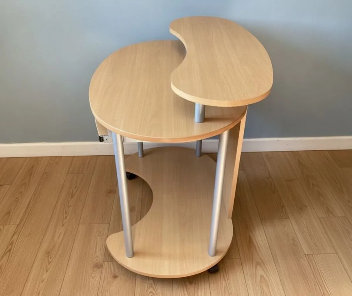 Compact 3-Tier Computer Desk With Pull Out Tray - Image 4